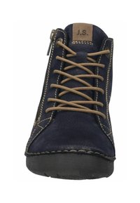 Bottines en cuir bleu marine avec des lacets beige, fermeture éclair, et une finition texturée avec des coutures contrastées, ainsi qu'une semelle en caoutchouc.