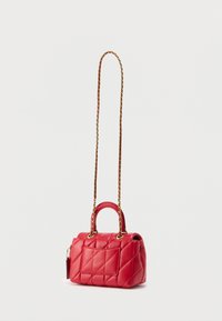 Κόκκινη τσάντα από δερμάτινο υλικό με καπιτονέ σχέδιο, διαθέτει χειρολαβή στην κορυφή και χρυσή αλυσίδα ως λουρί. Έχει ορθογώνιο ταμπελάκι και υφή στην επιφάνειά της.