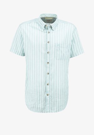 Chemise bleu clair à manches courtes avec des rayures blanches verticales, design boutonné, poche poitrine gauche, associée à un pantalon en denim foncé et des baskets blanches.