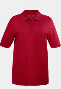 Polo shirt rosso a maniche corte realizzato in tessuto morbido con colletto e patta con cinque bottoni.