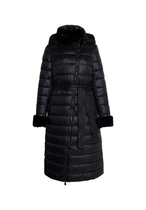 Fekete puffernadrág, műszőrme gallérral, hosszú ujjakkal, övvel és vízszintes steppelésű dizájnnal. Részeként cipzáras zsebek és közepes hosszúságú szabás található.