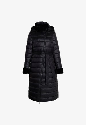 Abrigo tipo puffer negro con cuello de piel sintética, mangas largas, un cinturón y un diseño acolchado horizontal. Cuenta con bolsillos con cremallera y un corte a media longitud.