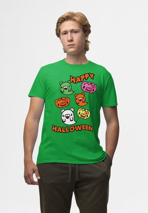 Jeune homme portant un t-shirt vert avec des ours fantômes colorés en dessin animé et le texte orange "Happy Halloween".