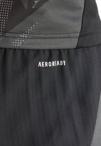 Schwarze Sportshorts mit AeroReady-Logo. Sie bestehen aus strukturiertem Stoff, glatten grauen Akzenten und einem dezenten gestreiften Design im unteren Bereich.