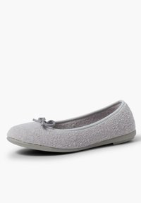 Graue Ballerina-Schuhe aus weichem, strukturiertem Stoff, mit runder Zehenpartie und kleinem Schleifendetail auf der Vorderseite. Flexible Sohle mit hellgrauem Rand.