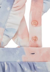 Abito leggero con motivi ad acquerello blu, rosa e bianco, caratterizzato da spalline arricciate e bottoni pesca sulla spalla.