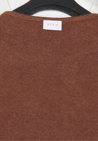 Maglione marrone di VILA, con un morbido tessuto a maglia testurizzato, scollatura rotonda e un'etichetta appesa sul retro con la taglia S.