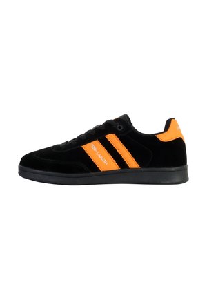 Baskets en daim noir avec des accents orangés et deux bandes latérales. Elles présentent une semelle en caoutchouc noir plat et un bout arrondi. Les lacets sont noirs.