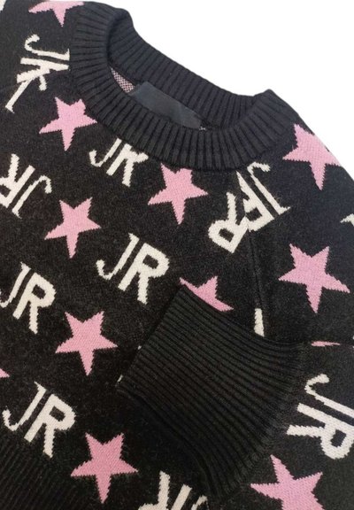 Maglione a maglia nera con testo bianco "JR" e stelle rosa in un motivo ripetuto. Collo e polsini a coste. Tessuto morbido.