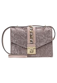 Borsa a tracolla in velluto color beige chiaro con chiusura dorata, accentuata da una catena e una tracolla in pelle liscia. La superficie testurizzata aggiunge profondità.