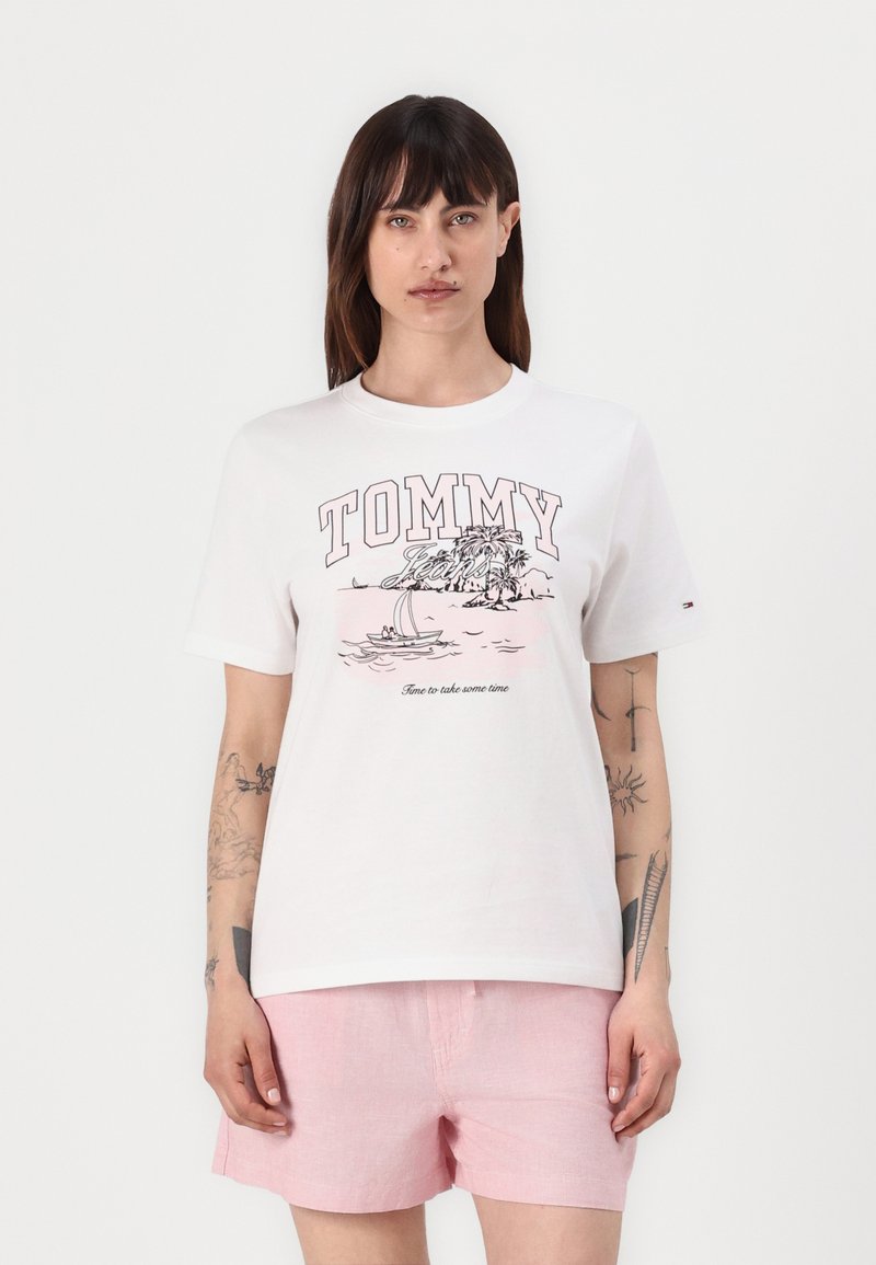 Balta medvilninė marškinėliai trumpomis rankovėmis, su rožine grafika, vaizduojančia palmės ir jachtą, ir tekstu „TOMMY Jeans“.}}