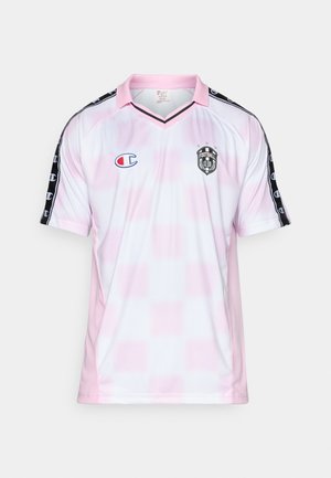 Maillot de football rose clair et blanc avec col en V, rayures noires sur les épaules et un logo sur la poitrine. Fabriqué en tissu respirant.