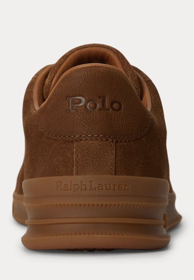 Καφέ τακούνι σνικέρ από σουέντ με "Polo" ανάγλυφο στο δέρμα και "Ralph Lauren" στη λαστιχένια σόλα.