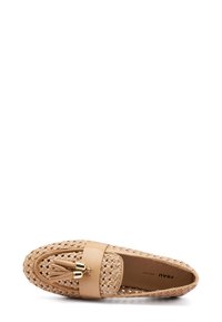 Mocassino in pelle beige intrecciata con una cintura in pelle liscia, dettagli in hardware dorato e frange. Punta arrotondata e suola piatta.