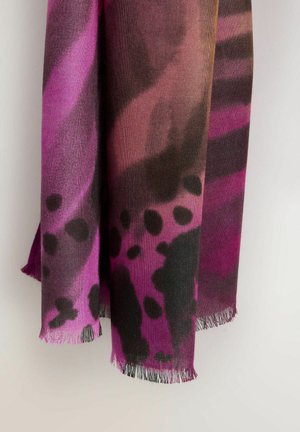 Drukāts šalle rozā un melnās toņos. Izceļas ar mīkstu, teksturētu audumu ar plankumainu rakstu un bārkstīm apmalēs.