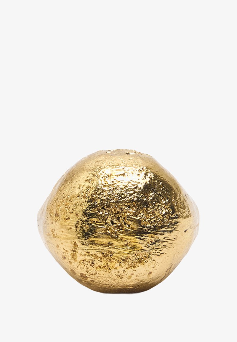 Złota dekoracyjna kula o teksturowanej powierzchni, okrągłym kształcie i nieregularnym wykończeniu, odbijająca światło w różnorodnych odcieniach.