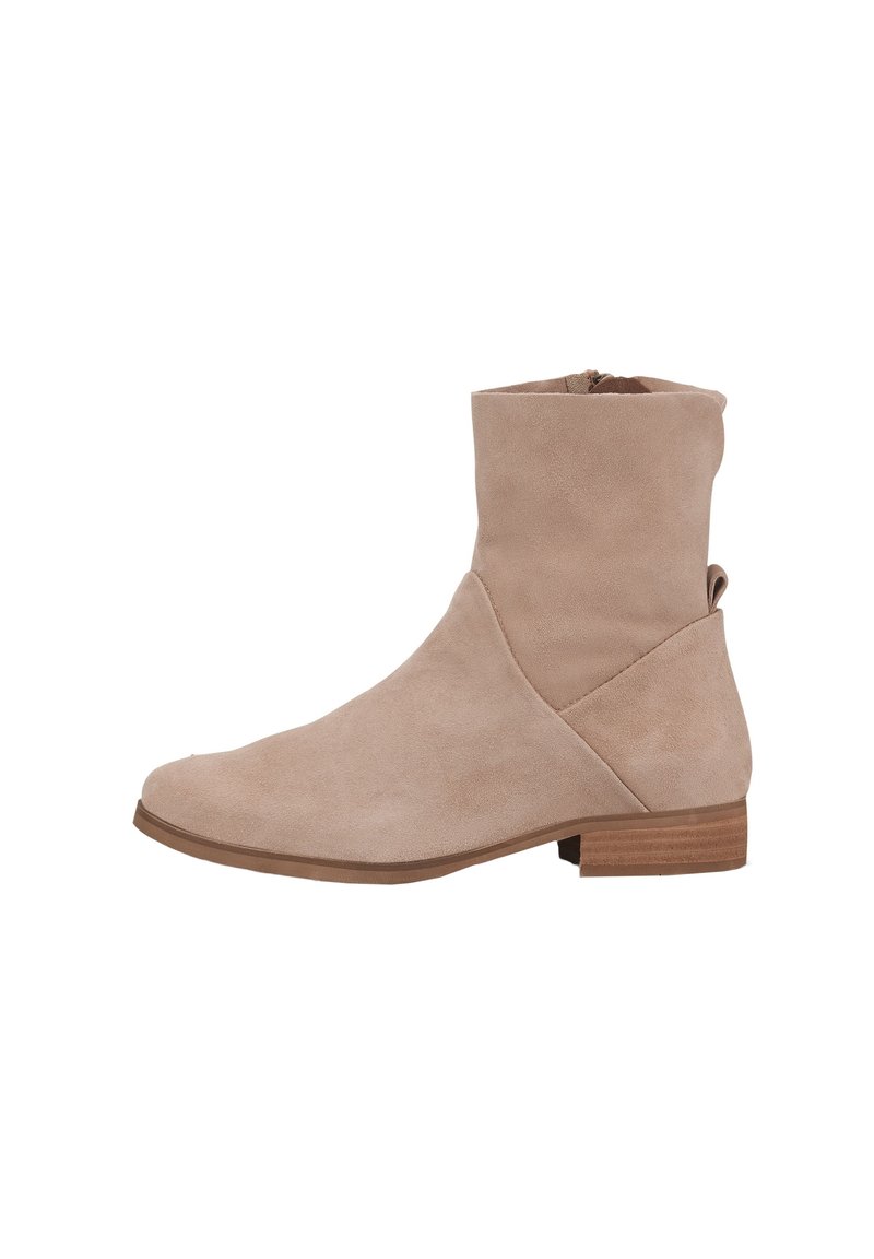 Béžové semišové kotníkové boty s kulatou špičkou, ohrnovacím lemem a nízkým dřevěným sloupkovým podpatkem. Mají boční zip pro snadné obouvání.