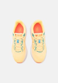 New Balance FRESH FOAM 680 - Tenisice za cestovno trčanje - white/peach