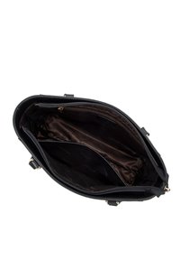 Bolso sintético negro con un interior amplio que cuenta con un forro marrón, un bolsillo con cremallera y herrajes en tono dorado. Textura suave y forma estructurada.