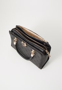 Bolsa estruturada preta com uma textura semelhante a couro, detalhes em metal dourado, fechos duplos e uma alça trançada. Interior em bege.