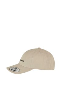 Cappellino beige regolabile in cotone con visiera curva, dettaglio del logo ricamato e fori di ventilazione sulla corona.