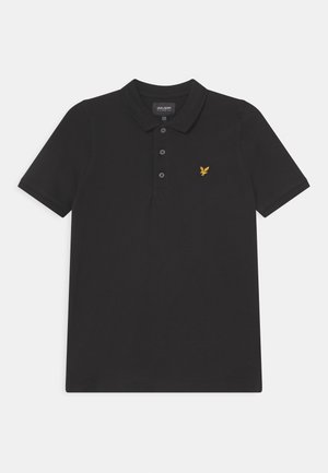 Sort polo-shirt med korte ærmer, krave, tre knapper foran og en lille gul fugle-logo på venstre bryst.
