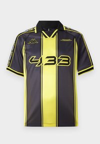 Fekete és sárga csíkos rövid ujjú focimez fekete gallérral, vastagon szedett "4 3 3" a közepén, Kappa logók és "The Home of Football" felirat a mellkason.