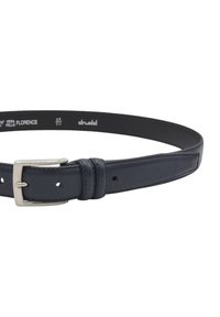 Granatowy skórzany pasek o gładkim wykończeniu, z pojedynczą srebrną klamrą i widocznymi przeszyciami na brzegach. Dołączona etykieta z rozmiarem.