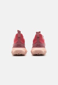 Chaussures de sport rouges et marron avec une tige en mesh, un col rembourré, une languette de tirage et une semelle en caoutchouc texturée pour une meilleure traction.