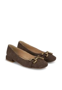 Ballerine in suede marrone con punta arrotondata, tacco basso e dettaglio in catena dorata sulla parte anteriore; fodera interna liscia e cuciture visibili.