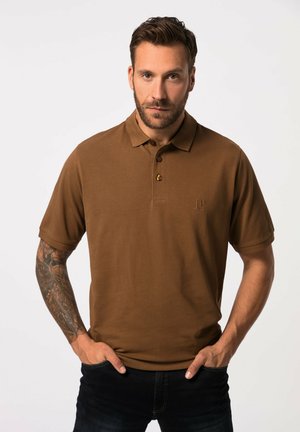 Polo marrón de manga corta, con tapeta de tres botones y logo bordado. Hecho de tela suave, presenta un diseño ajustado y un cuello acanalado.