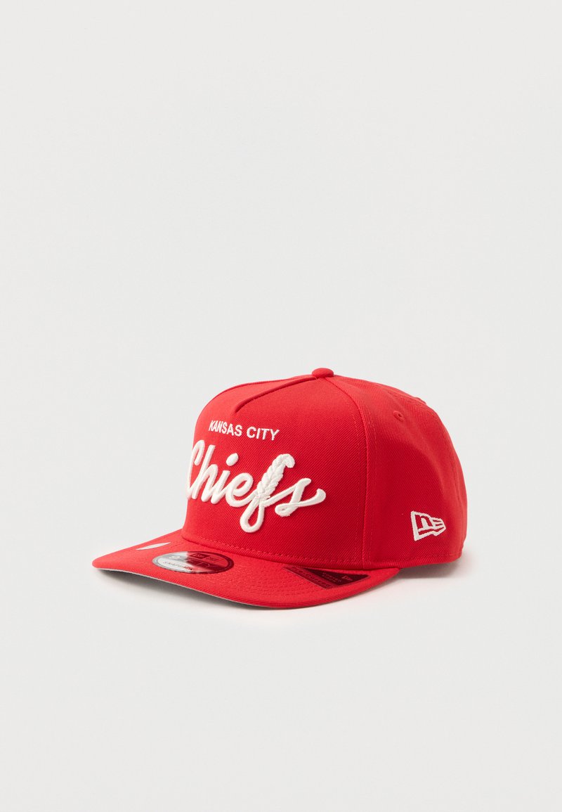 Casquette de baseball rouge avec "KANSAS CITY" imprimé au-dessus et "Chiefs" en lettrage brodé blanc. Visière plate avec une étiquette de logo sur le côté.