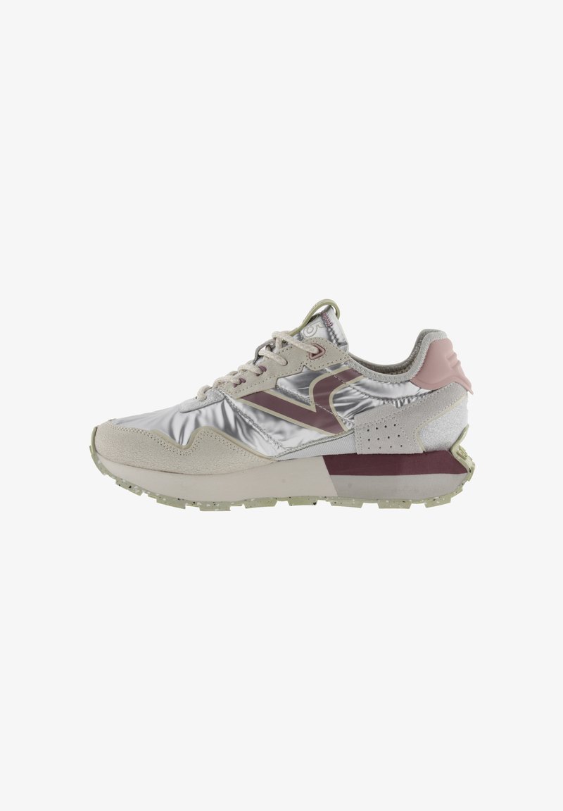 Sneaker con una parte superiore in sintetico argento, dettagli in suede beige, dettagli per calf pink e suola in gomma testurizzata, con un logo ben visibile.