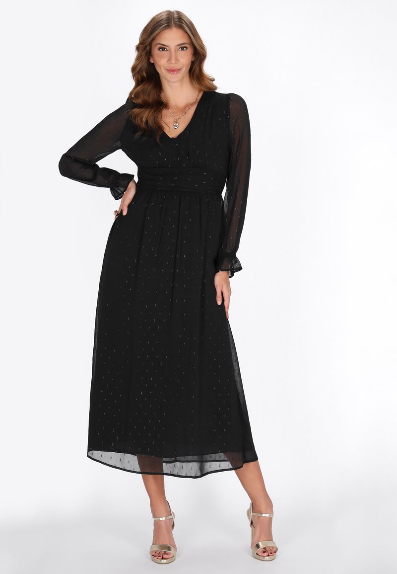 Schwarz, langärmliges Maxikleid mit V-Ausschnitt, strukturiertem Stoff und dezentem Punktmuster. Verfügt über eine taillierte Taille und einen fließenden Rock.