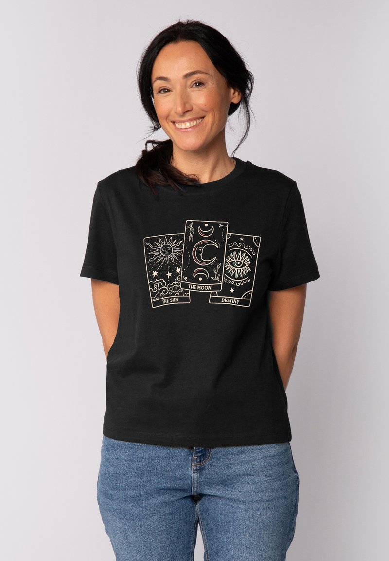 Schwarzes T-Shirt mit einem Design von drei Tarotkarten: "Die Sonne", "Der Mond" und "Schicksal", mit goldenen Umrissen und himmlischen Motiven.