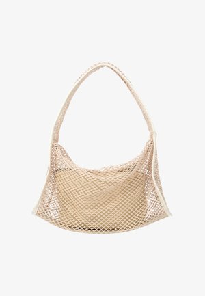Sac fourre-tout en maille beige avec une large bandoulière et une pochette beige unie à l'intérieur, présenté sur fond blanc.