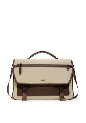 Bolso tipo mensajero rectangular beige y marrón con asa superior, bolsillo frontal con cremallera, dos correas con hebilla y correa de hombro ajustable.