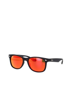 Occhiali da sole neri opachi con lenti a specchio rosse audaci, caratterizzati da una forma classica e un branding discreto sulla tempia.