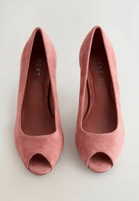 Un paio di décolleté aperti in suede rosa con punta a mandorla, visti dall'alto su uno sfondo chiaro.