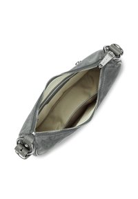 Braccialetto in suede grigio con zip argentata aperta che rivela un interno in tessuto beige e più scomparti, attacchi per cinturini in metallo e pelle.