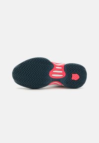Apavu zole ar melnu gumijas apakšu, kurai ir zigzaga raksts, sarkani akcents un zīmola nosaukums. Gluda augšdaļa ar ventilācijas atverēm.