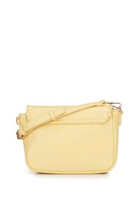 Borsa a tracolla gialla in pelle con tracolla regolabile, texture liscia, forma rettangolare e compartimento con zip nella parte superiore.