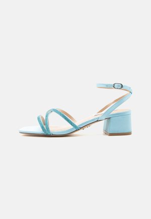 Svetlomodrá sandála na podpätku s dvoma prednými remienkami zdobenými malými korálkami, jedným remienkom na členok s prackou a blokovou opätkou.