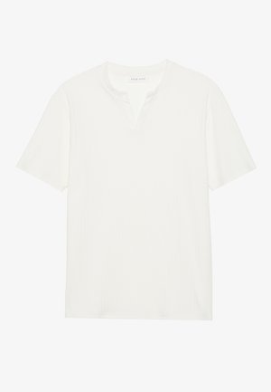 Witte, ribbelige t-shirt met korte mouwen en een subtiele V-hals. Zachte textuur en relaxte pasvorm. Merklabel zichtbaar in de hals.