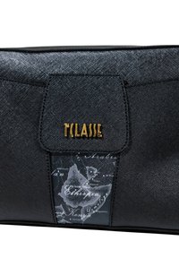 Borsa nera con texture, dotata di un logo dorato, che presenta una tasca trasparente con una mappa dell'Etiopia e dei paesi limitrofi.