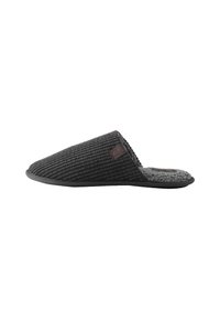 Grå tekstil slippers med en ribbet overflade, blødt indvendigt for, rund tå og flad sort sål. Har et diskret logo som accent.