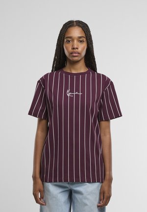 Bordeauxrode T-shirt met witte verticale strepen, korte mouwen en een ronde hals. Voorzien van een klein geborduurd logo op de borst.