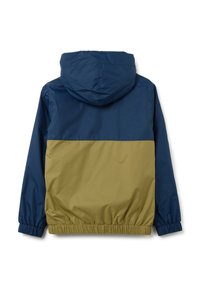 Giacca resistente all'acqua con la parte superiore blu navy e la parte inferiore verde oliva, dotata di cappuccio regolabile e polsini ed orlo elasticizzati.