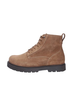 Botine de gleznă din suede bej, cu vârful rotund, închidere cu șireturi, cusături contrastante, buclă de prindere la călcâi și talpă groasă din cauciuc negru.