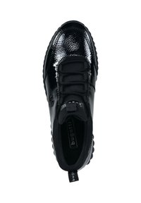 Schwarze Sneaker mit glänzendem Lackfinish, ausgestattet mit einer strukturierten schwarzen Stoffzunge, runden Schnürsenkeln und einer kontrastierenden Gummisohle mit strukturiertem Profil.